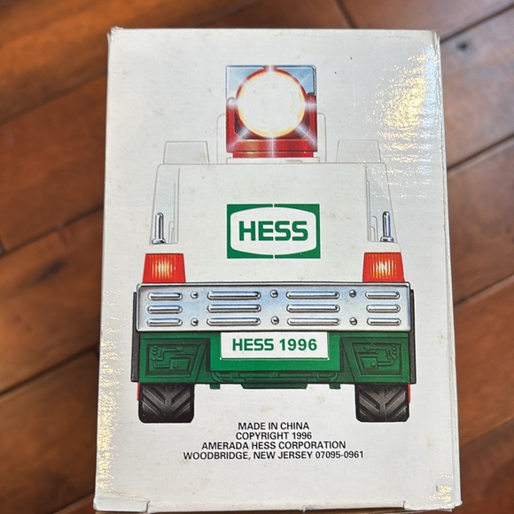 NEW (VTG) 1996 HESS Trucks Emergency Truck - Picture 4 of 5